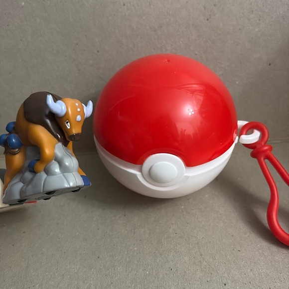 Pokemon Other - 1999 Burger King Pokemon #128 Tauros with Pokeball